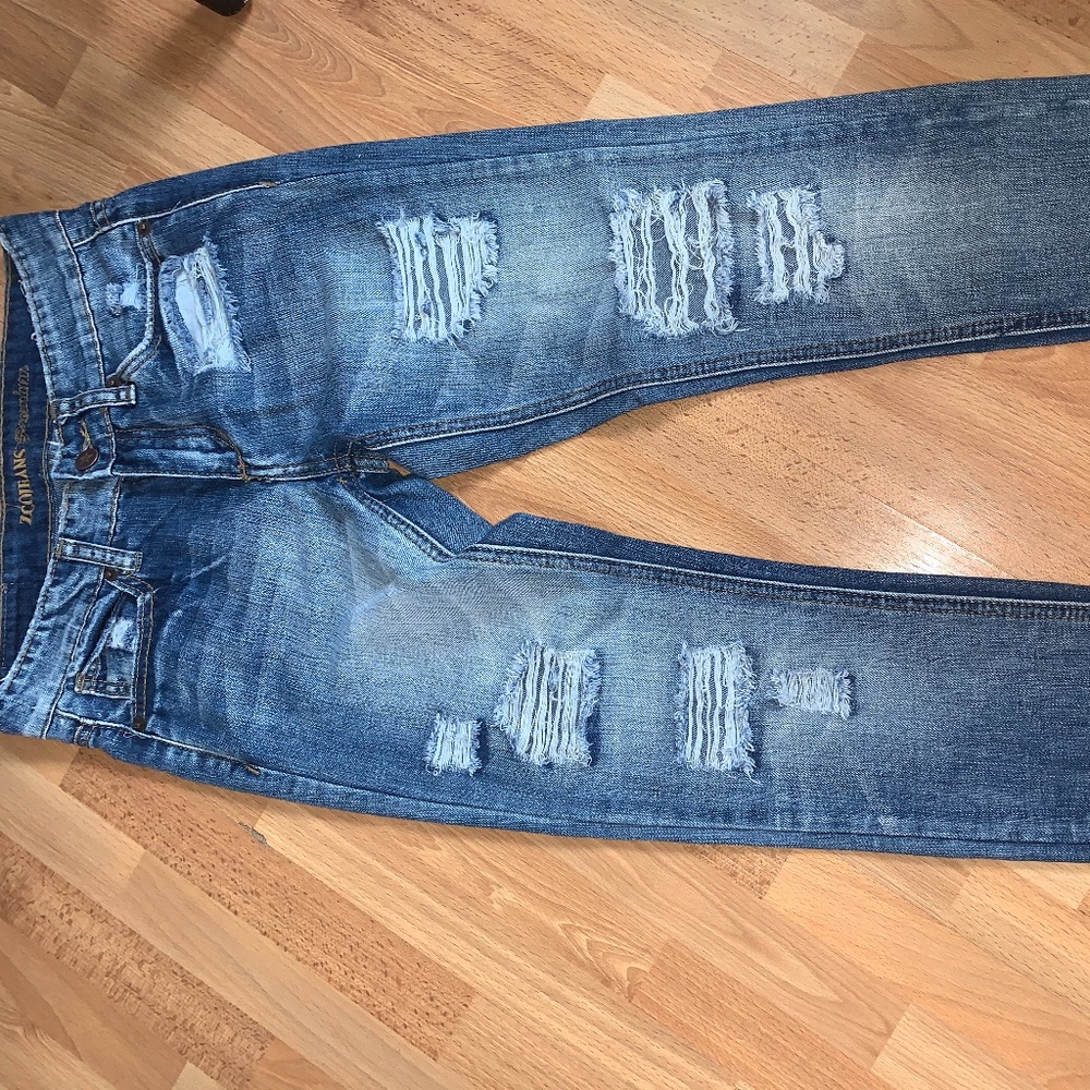 NEVER WORN distressed straight-leg blue jeans